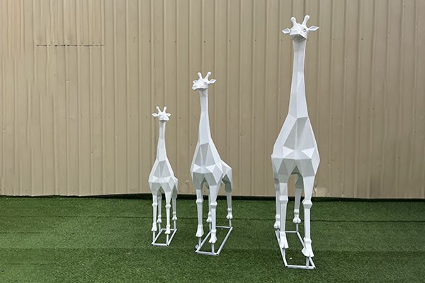 Custom White Geometric Giraffe Sculptures – Modern Polygonal Animal Statues for Outdoor & Indoor Art Decor